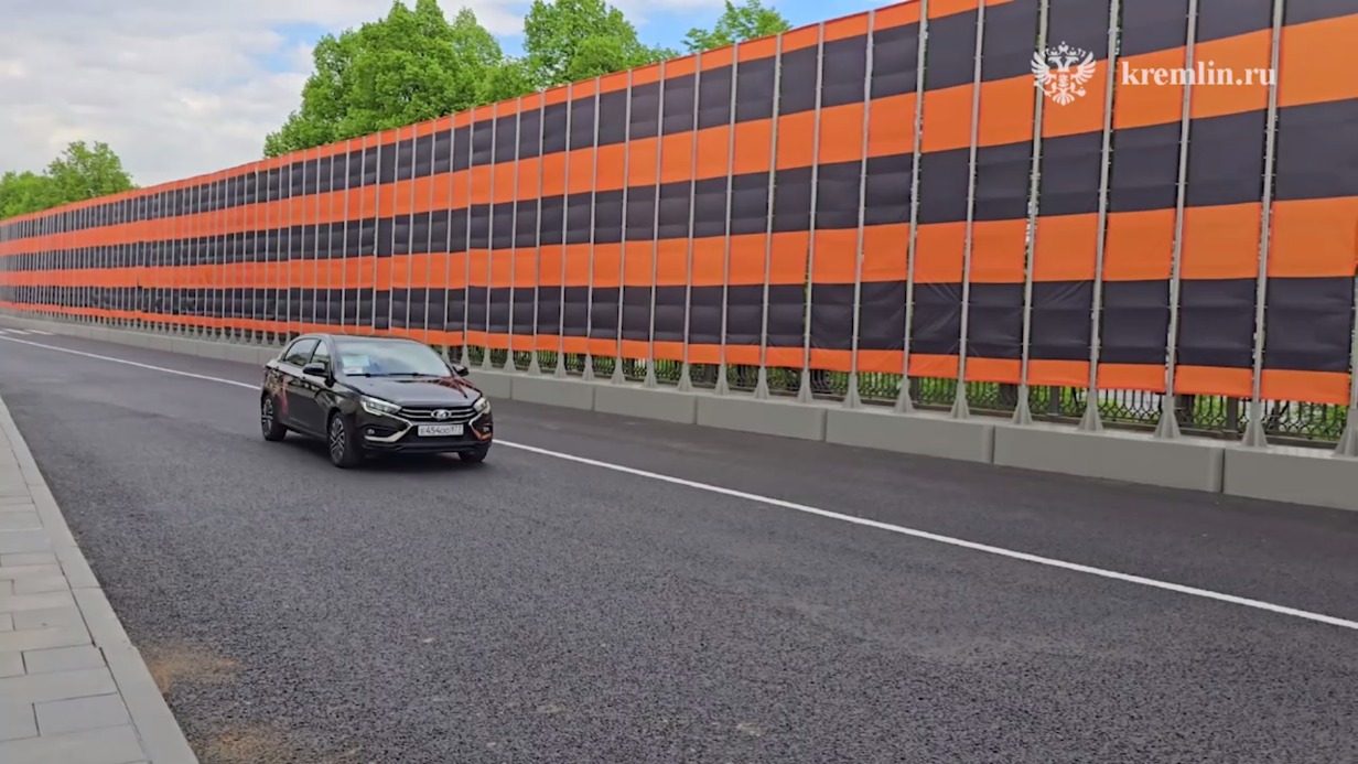 Огромная георгиевская лента встречает кортежи иностранных лидеров в Кремле