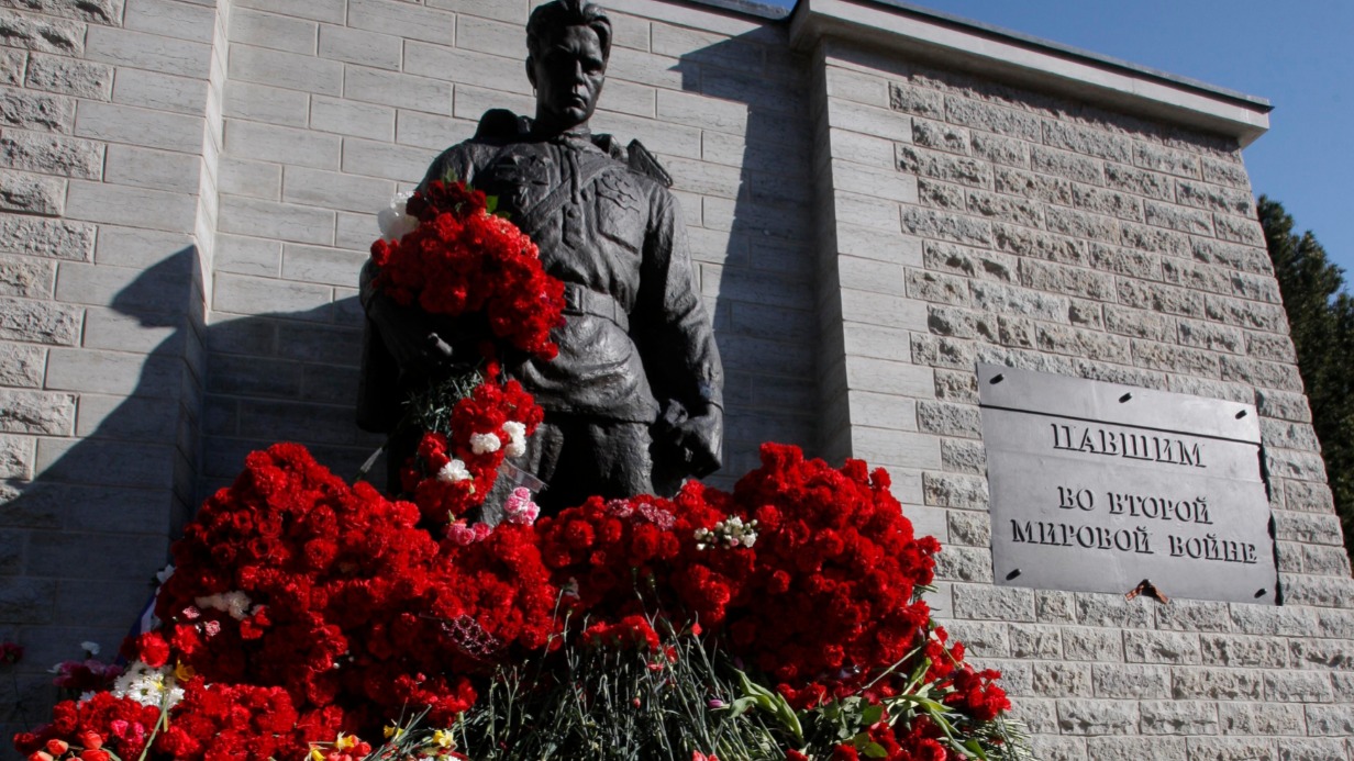 Несмотря ни на что, люди каждый год несут цветы к монументу «Павшим во Второй мировой войне» на Военном кладбище Таллина