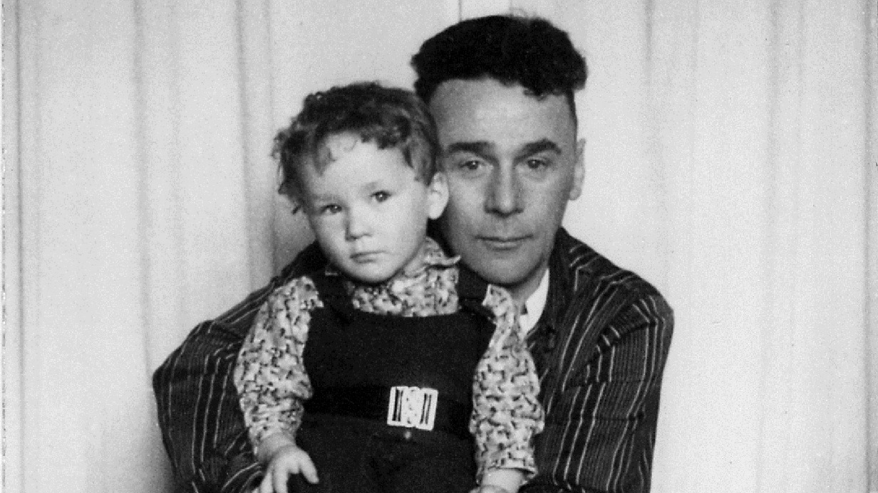 «Бабушка прятала папу от немцев»: российские звезды рассказали о воевавших предках