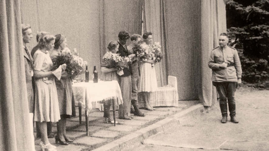 Актеры после спектакля принимают слова благодарности. Труппу фронтового филиала Вахтанговского театра советские солдаты так любили, что позаботились и о цветах