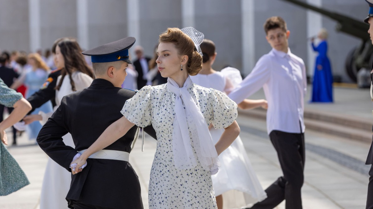 Около 200 пар станцевали «Вальс Победы» около Музея Победы