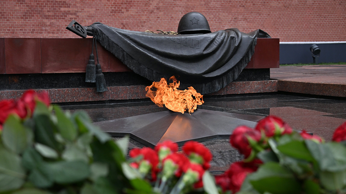 Глава МИД Швейцарии и генсек ОБСЕ возложили цветы к Могиле Неизвестного Солдата