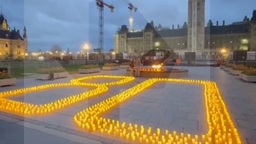Большую картину из свечей выложили в Оттаве в честь 80-летия Победы в ВОВ