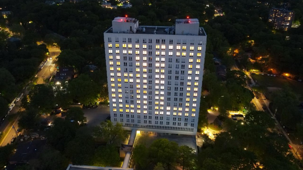 Число 80 зажгли в честь Дня Победы на здании постпредства при ООН в Нью-Йорке