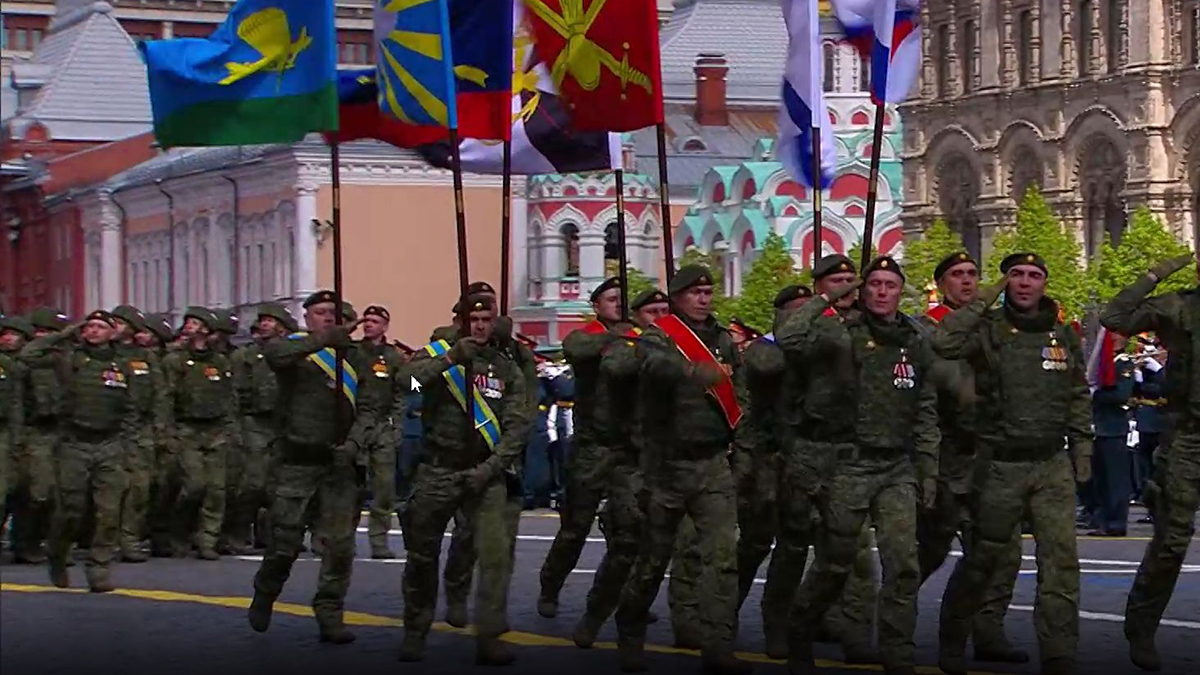 Расчет участников спецоперации прошел на параде Победы