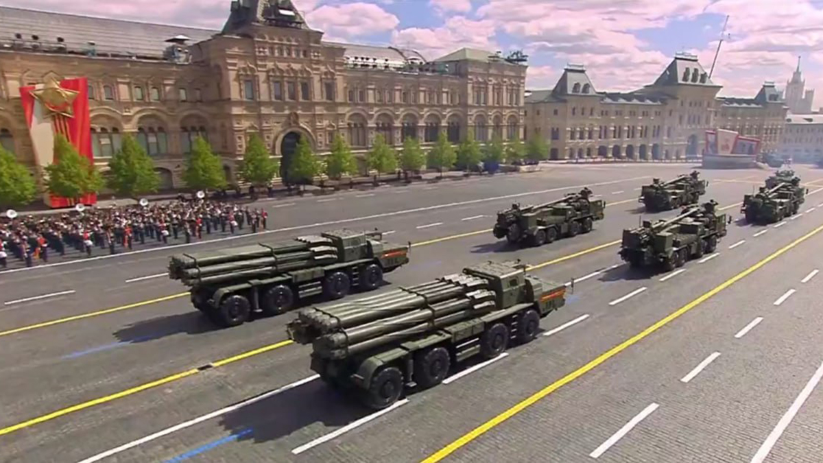 Артиллерийские системы «Гиацинт» и «Мальва» показали на параде Победы