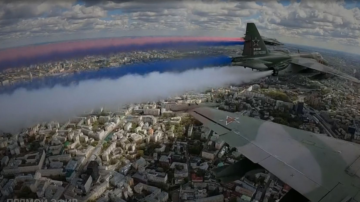 Над Красной площадью прошла авиационная часть парада Победы