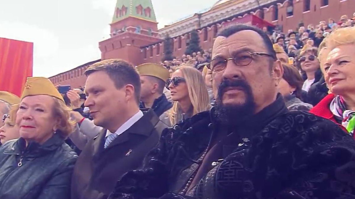 Американского актера Стивена Сигала заметили на параде Победы в Москве 