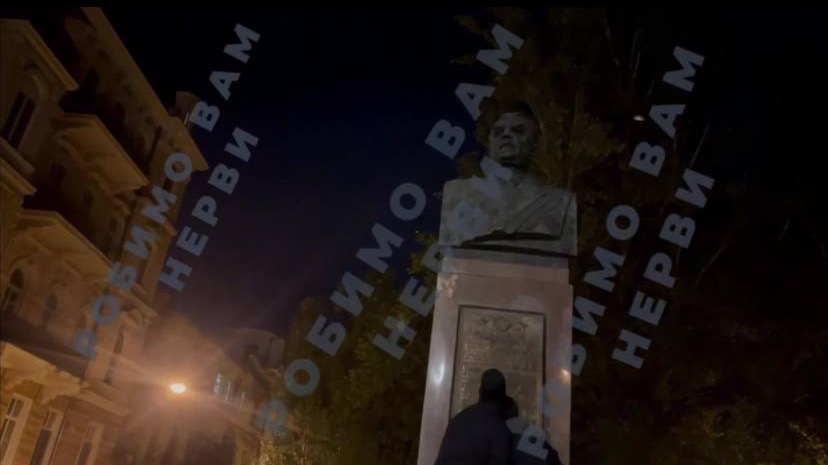 Вандалы в Одессе сорвали табличку на памятнике маршалу Малиновскому