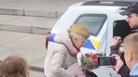 Shot: Появилось видео задержания пенсионерки, возложившей цветы к 9 Мая в Киеве