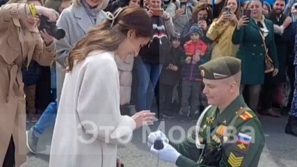 Участник парада Победы в Москве сделал предложение возлюбленной после шествия