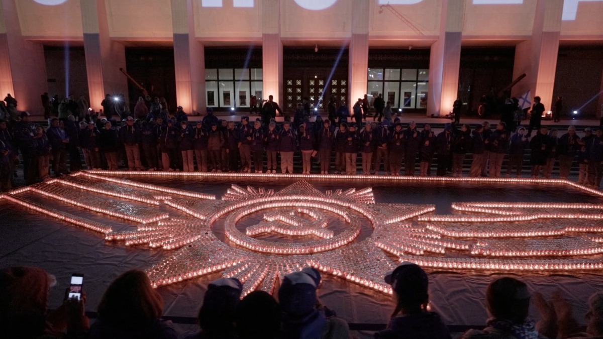 Огненную картину с изображением ордена Отечественной войны зажгли у Музея Победы