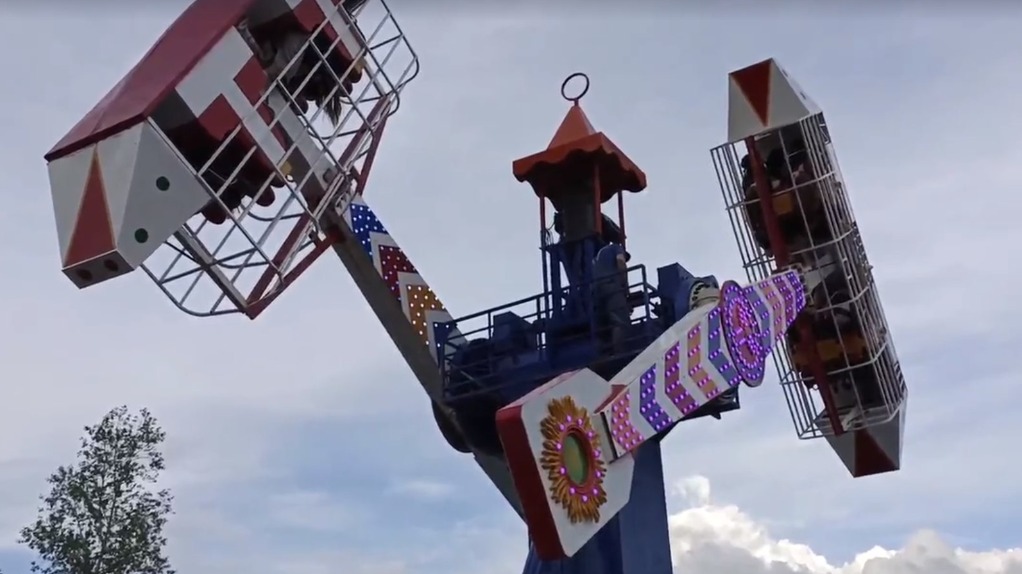 Полтора десятка человек повисли вниз головой на аттракционе в Магнитогорске