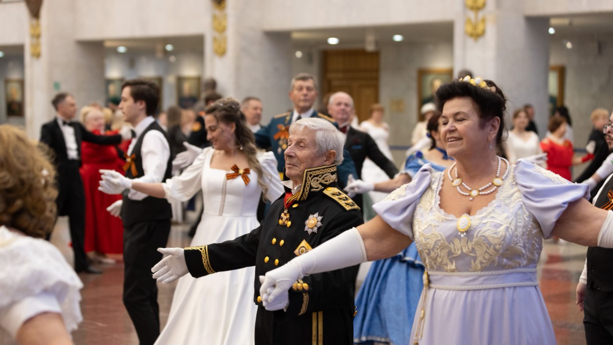 Москвичи и жители других городов выступили на праздничном балу в Музее Победы