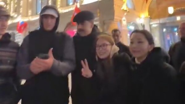 «Меня зовут Николас»: студенты встретили Мадуро в ГУМе и сфотографировались с ним