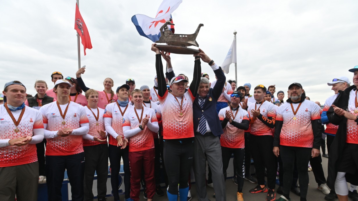 Капитан команды ЦСКА ВМФ Максим Жемальдинов и ветеран академической гребли ЦСКА Виктор Переверзев держат главный приз эстафеты — кубок «Серебряная ладья»