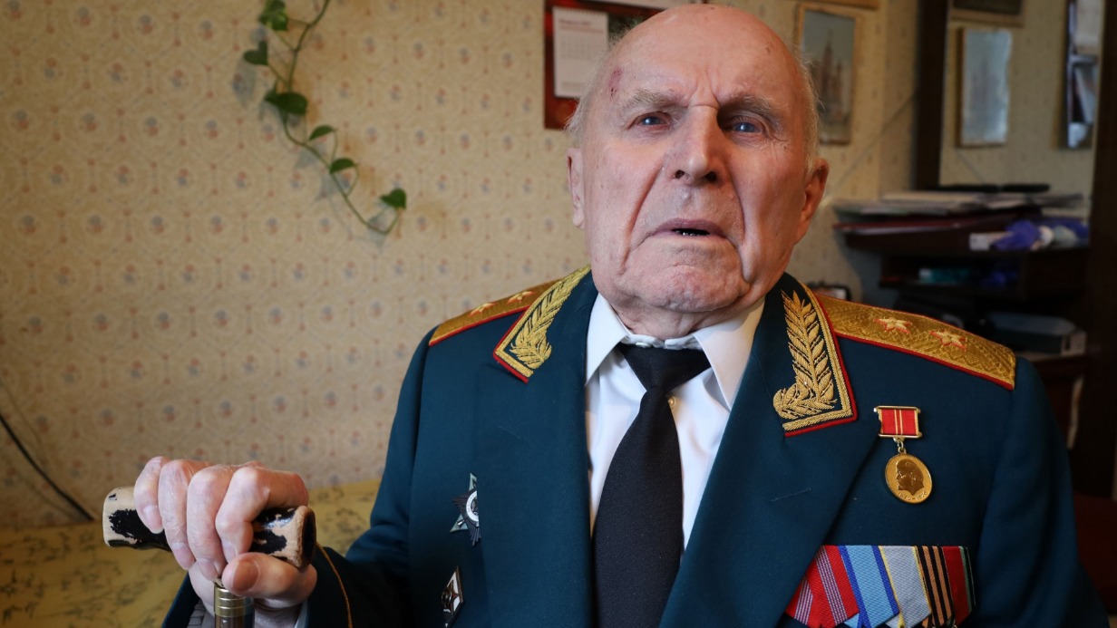 Вадим Дмитриевич Лукиных родился в семье военного, мечтал служить на флоте, но по воле судьбы попал в пехотное училище, а оттуда — на фронт. После Великой Отечественной войны продолжил служить в Вооруженных силах нашей страны. На пенсию вышел в звании генерал-лейтенанта