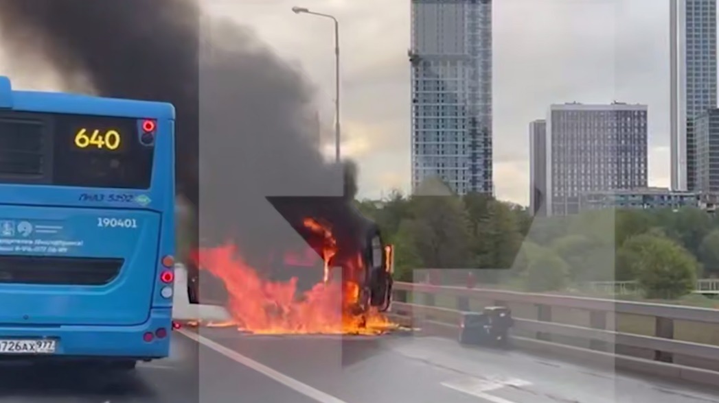 Фургон загорелся на 67-м километре МКАД