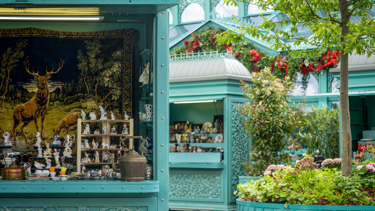 Редкие самовары, фарфор, игрушки и тысячи историй — главные находки винтажного маркета