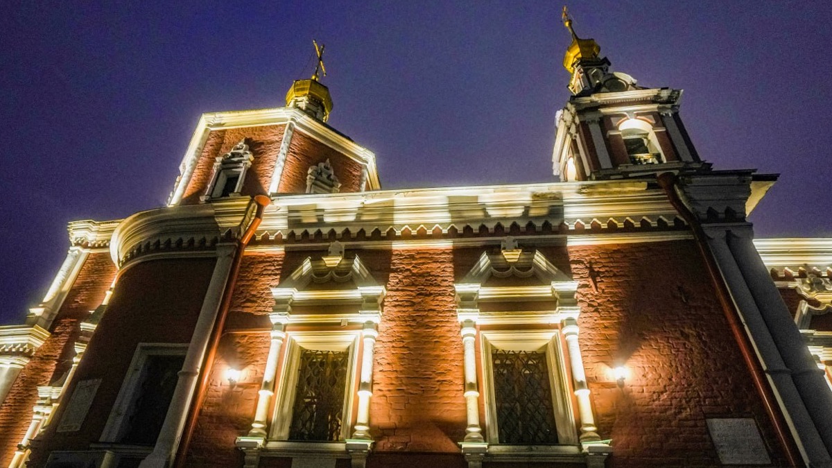 Храм Святых Апостолов Петра и Павла в Москве оборудовали архитектурной подсветкой