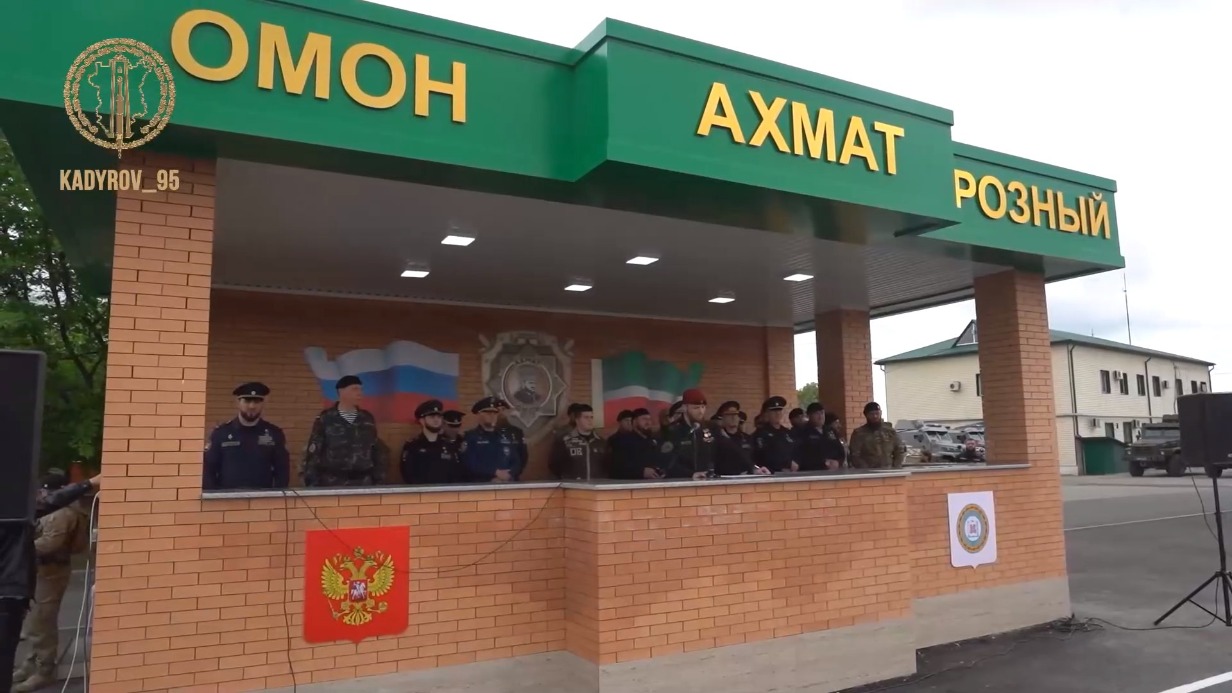 Герб России без православных крестов заметили на награждении Адама Кадырова