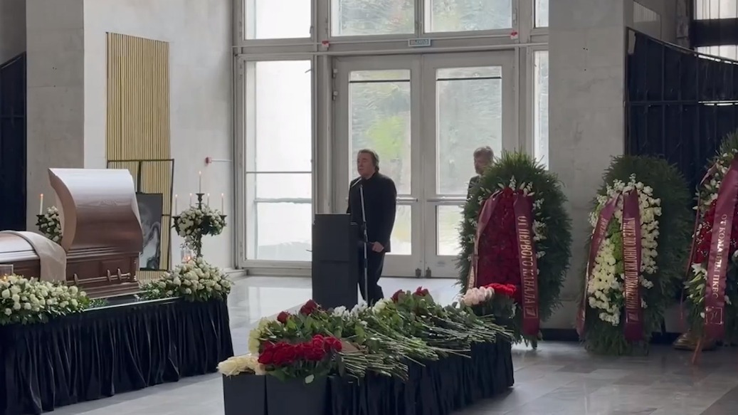 Прощание с телережиссером Калерией Кисловой началось на Троекуровском кладбище