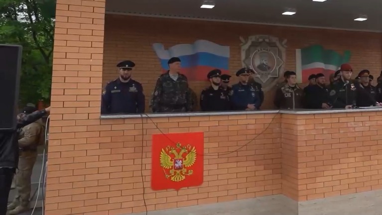 Военблогеры раскритиковали кадры с сыном Кадырова и гербом РФ без крестов