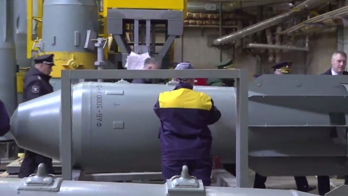 Появились кадры удара авиабомбой ФАБ-3000 по скоплению пехоты ВСУ