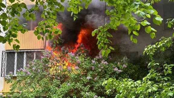 Балкон на первом этаже девятиэтажки загорелся на юго-востоке Москвы