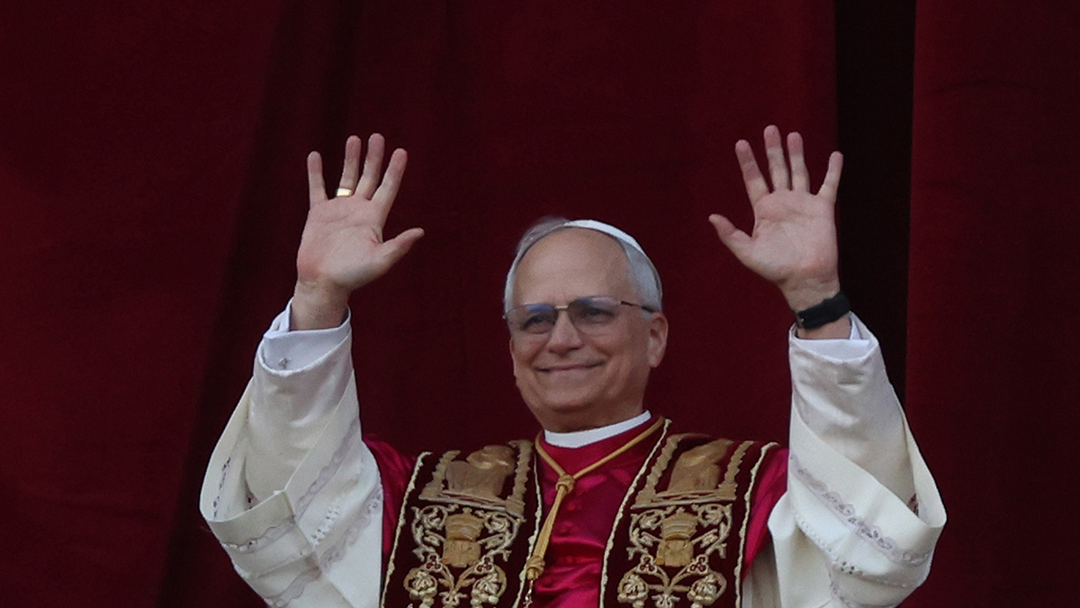 Появилось первое фото нового папы римского Льва XIV в традиционном одеянии