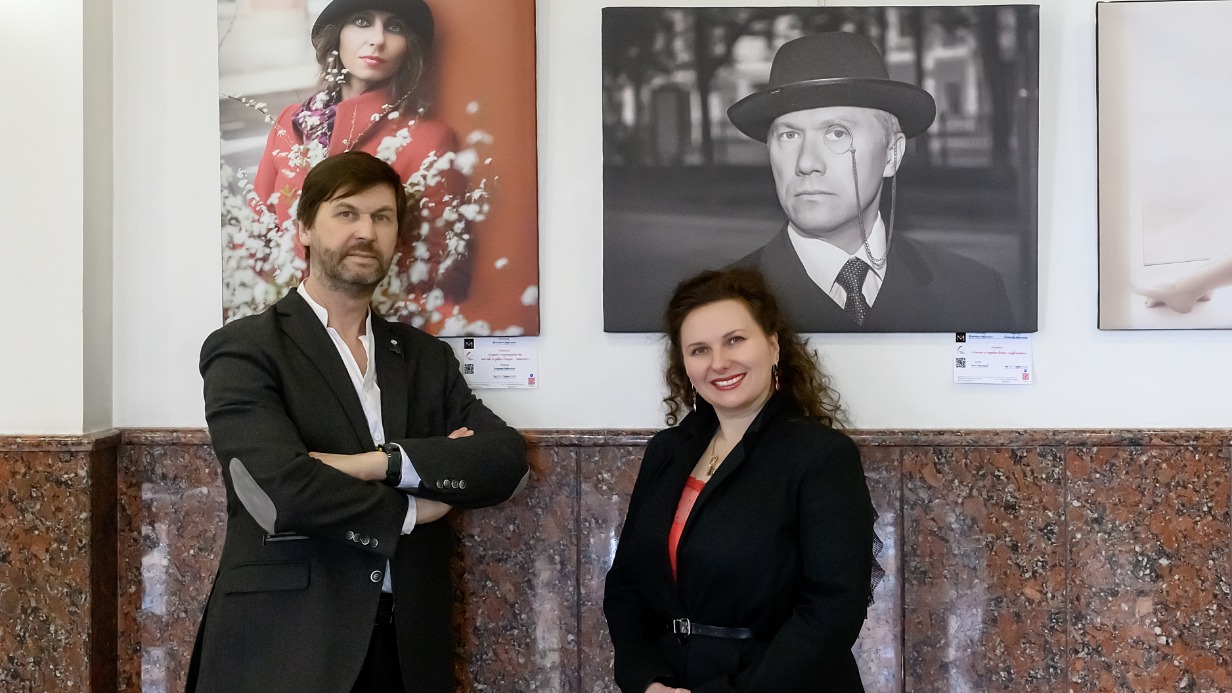Фотокорреспондент «Вечерней Москвы» Дмитрий Дубинский вместе с женой Святославой на открытии своей выставки «Аллюзии Булгакова» в галерее «Алые паруса»