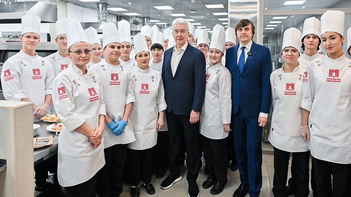 Мэр Москвы Сергей Собянин (в центре), министр просвещения РФ Сергей Кравцов и студенты колледжей на открытии кулинарного полигона практической подготовки