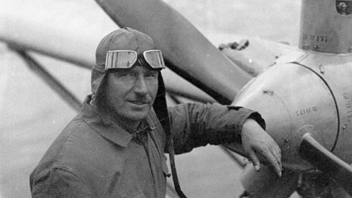 Михаил Бабушкин у самолета-амфибии на борту судна «Персей», по пути к Земле Франца-Иосифа