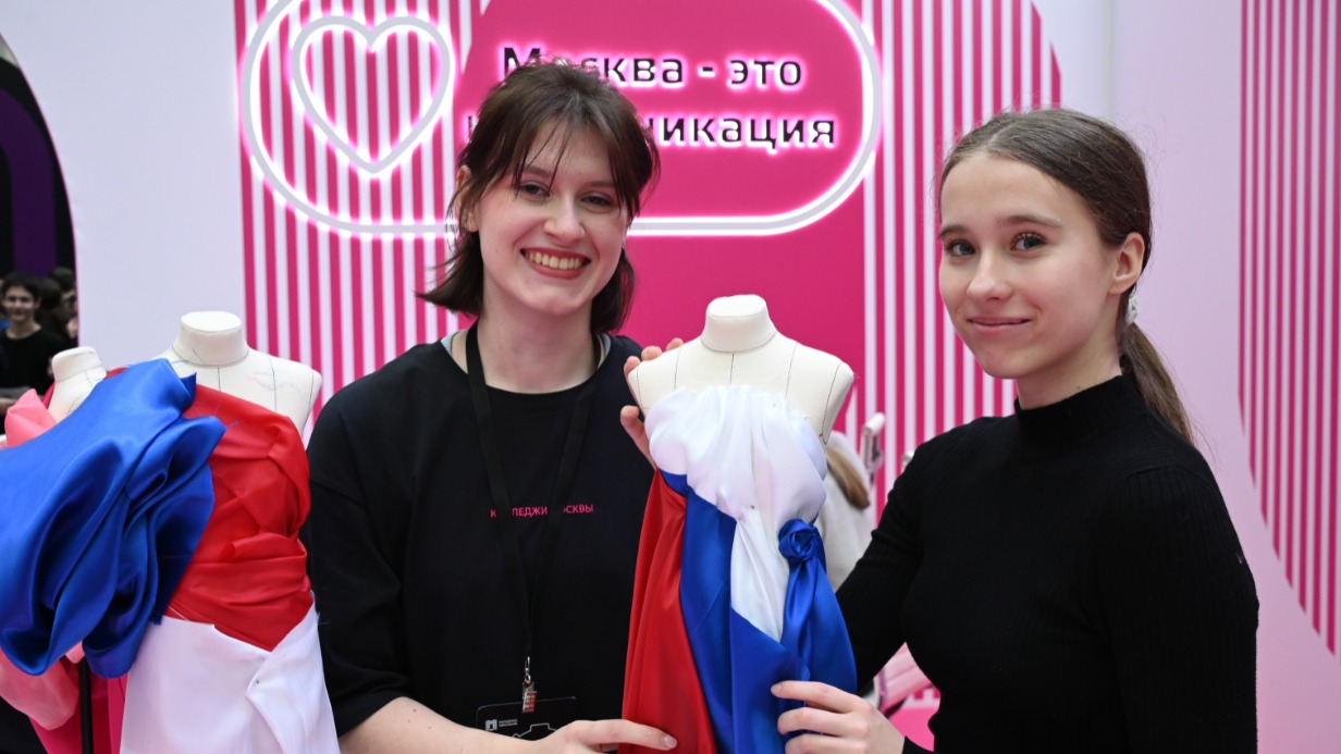 Студентка и будущий модельер Дарья Хряпова и школьница Дарья Барковская на Форуме колледжей в Гостином Дворе