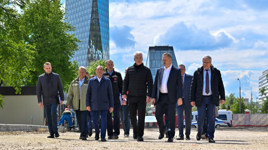 Мэр Москвы Сергей Собянин (в центре) вместе с заммэра по ЖКХ и благоустройству Петром Бирюковым (слева от мэра), президентом МГТУ имени Баумана Анатолием Александровым и ректором университета Михаилом Гординым (справа налево) осмотрел ход работ по реконструкции стадиона «Металлург»