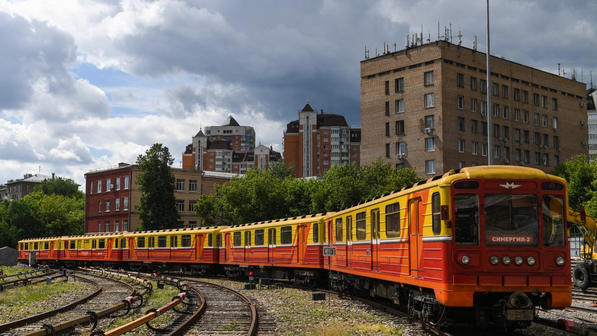 Поезд московского метро «Синергия-2» на территории электродепо «Красная Пресня»