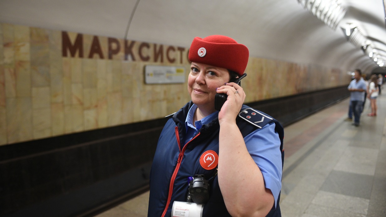 Дежурная по станции Нина Аюкова