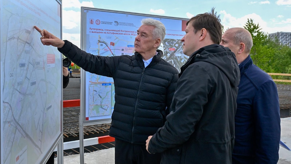 Мэр Москвы Сергей Собянин, заммэра по вопросам градостроительной политики и строительства Владимир Ефимов и глава Департамента строительства транспортной и инженерной инфраструктуры Москвы Василий Десятков (слева направо) во время осмотра хода строительства путепровода