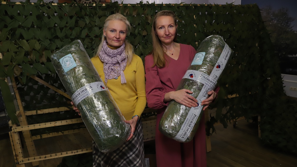 Волонтеры Благотворительного фонда «Русская тройка» Светлана Фадеева (слева) и Анна Шишкина показывают маскировочные сети, упакованные и готовые к отправке в зону специальной военной операции