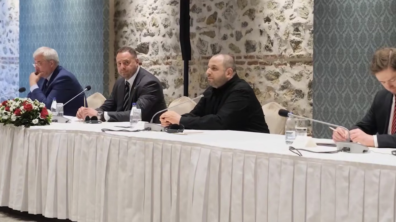 Министр обороны Украины Умеров: Киев готов к полному прекращению огня