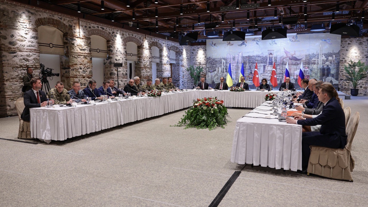 СМИ: Украинская делегация общается с российской через переводчика