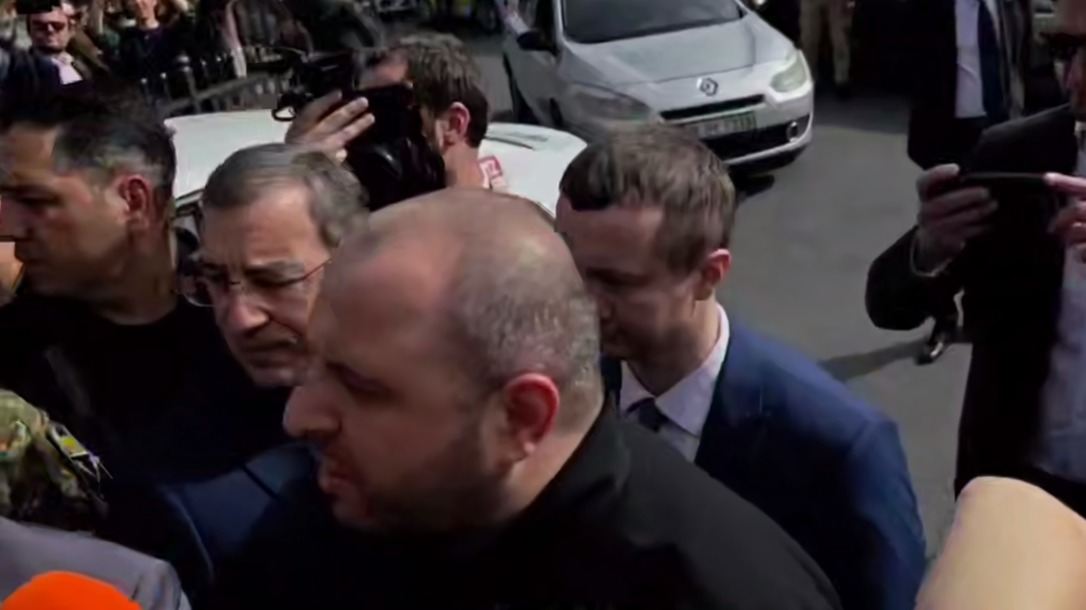 Журналисты устроили давку у места переговоров РФ и Украины в Стамбуле (видео)