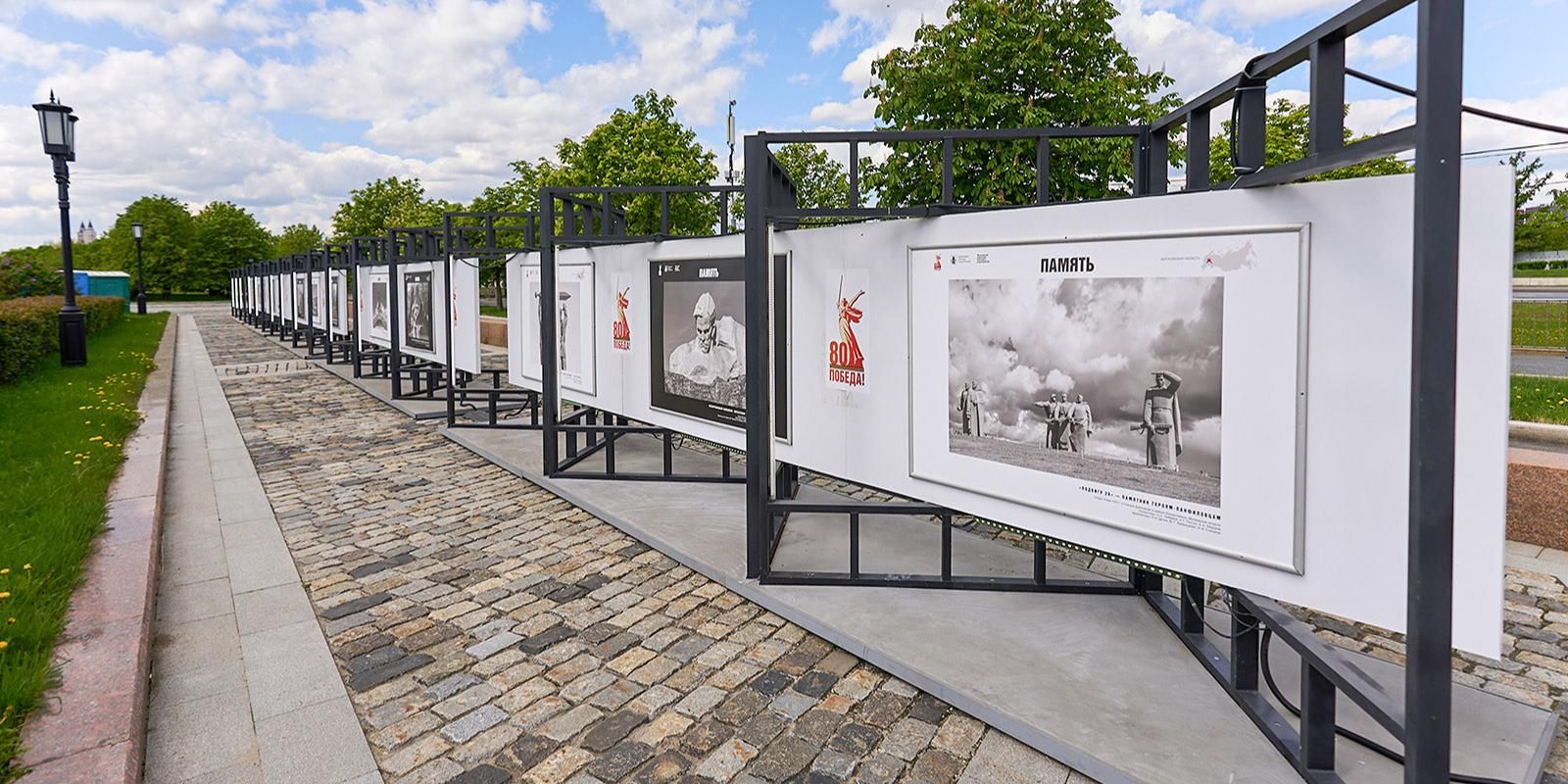 Москвичей пригласили увидеть уникальный фотопроект о памятниках войны