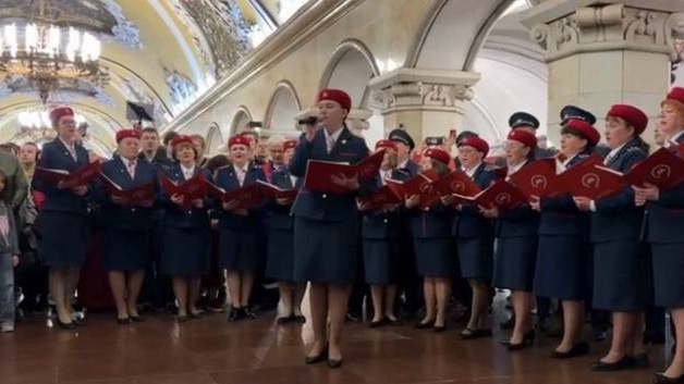 Парад поездов в честь 90-летия метро стартовал на станции «Комсомольская»