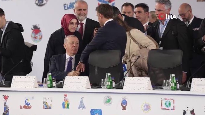 Эрдоган не дал Макрону похлопать себя по плечу, схватив его за палец