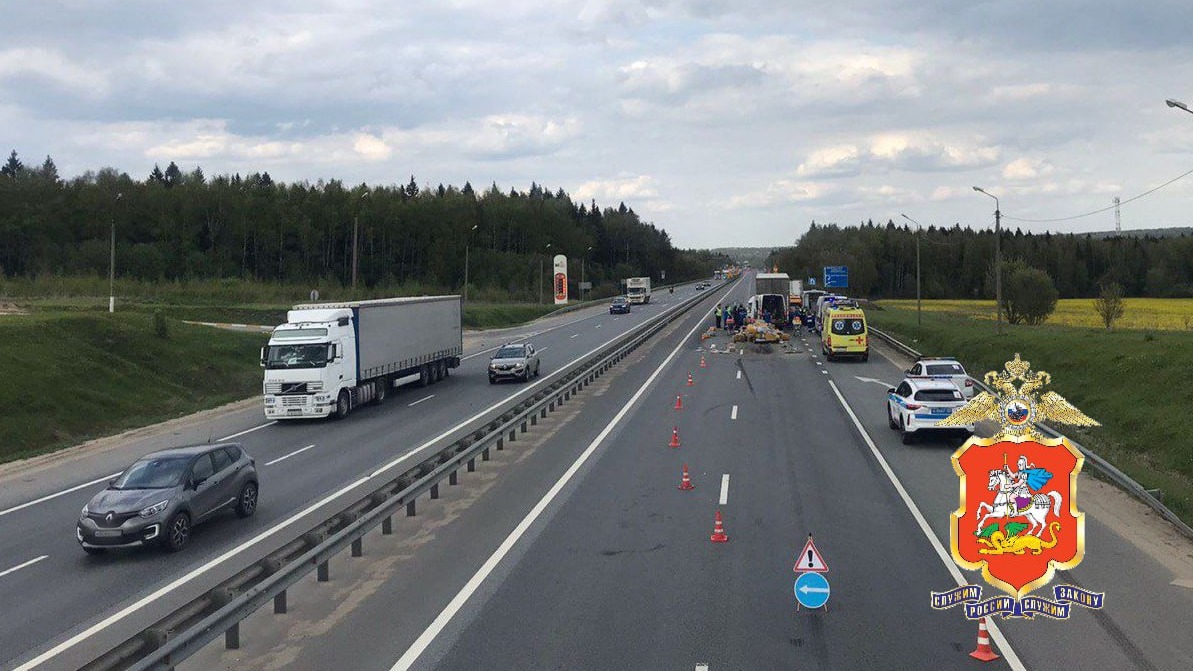 Два человека погибли при столкновении грузовика и микроавтобуса в Подмосковье