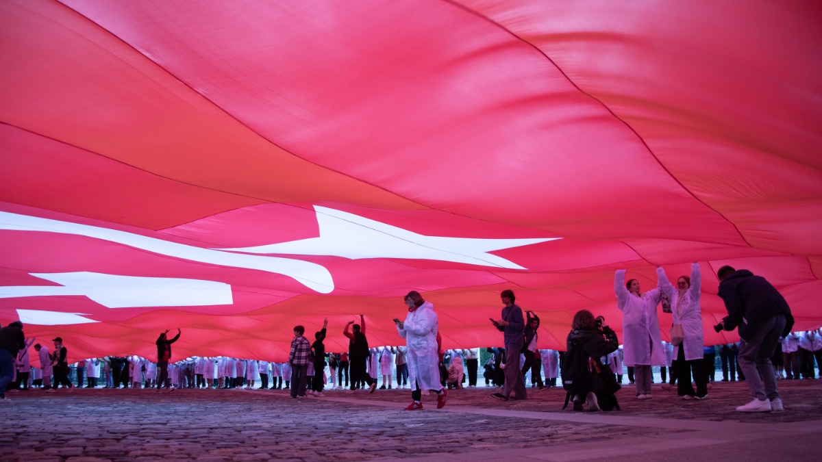 Самую большую копию Знамени Победы развернули у музея на Поклонной горе