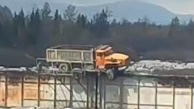 Повисший на «самом опасном в России» мосту грузовик сняли на видео