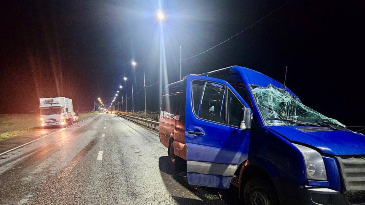 Автобус столкнулся с фурой на трассе в Астраханской области, семеро погибли