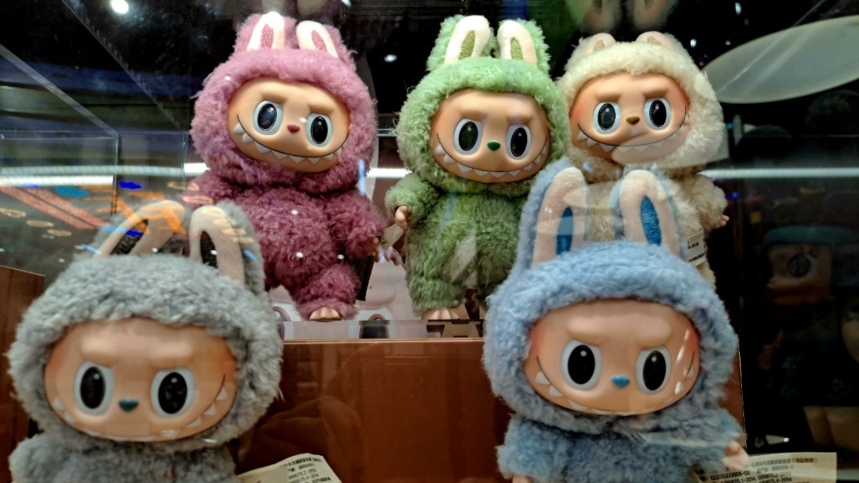 Что такое игрушки Лабубу: цена, история создания, почему заполонили соцсети